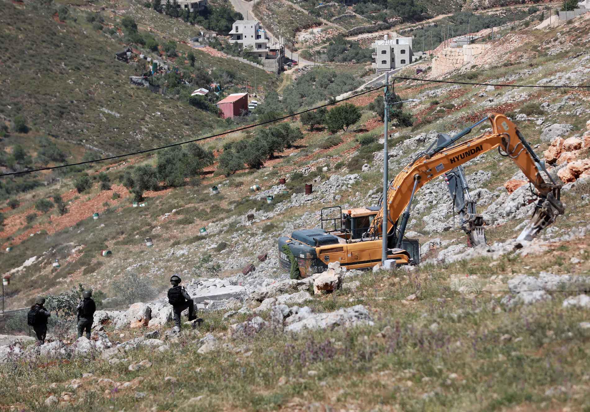جرافات الاحتلال الإسرائيلي تهدم منزلا في مدينة نابلس (تصوير: أيمن النوباني/ وفا)